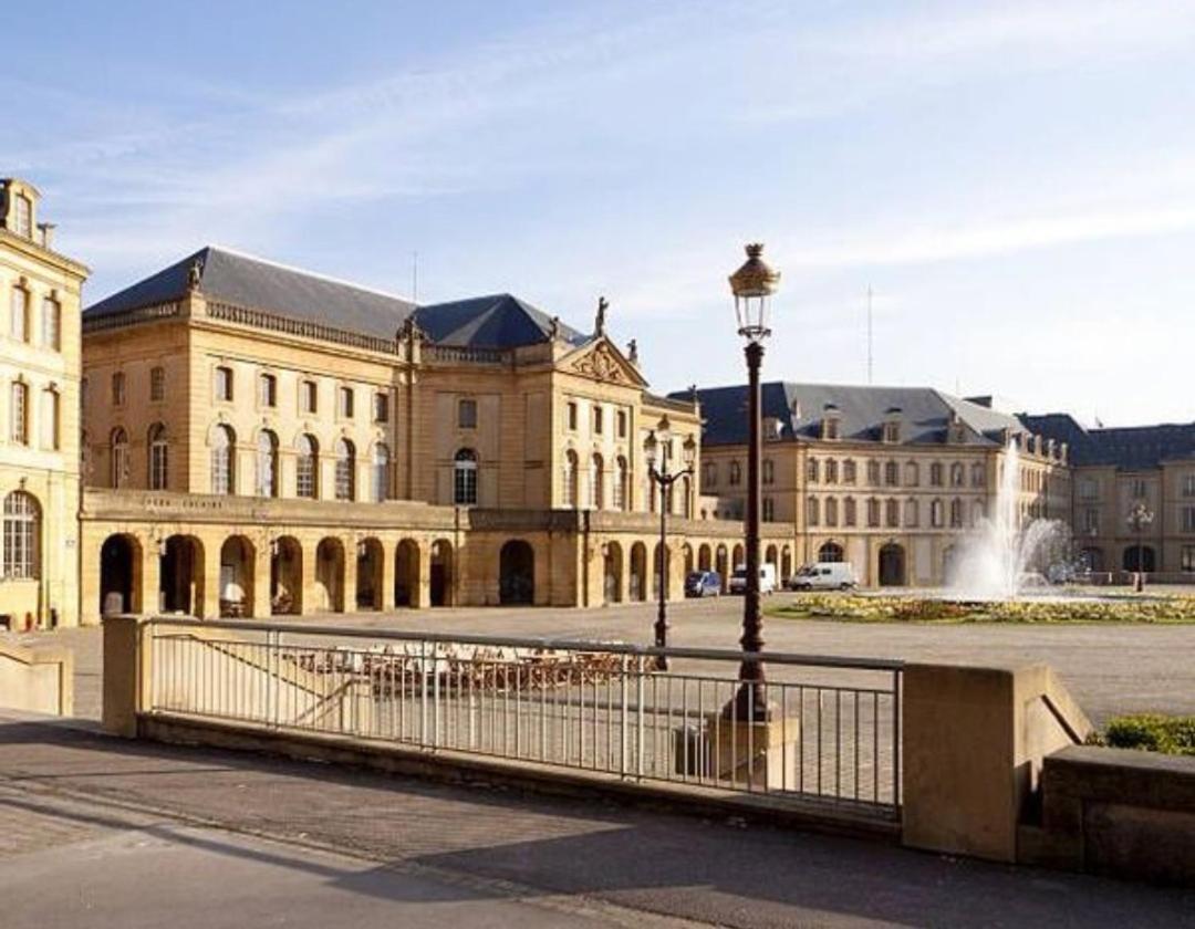 Appartement Spa Privatif Et Cinema Centre Ville Metz Luaran gambar